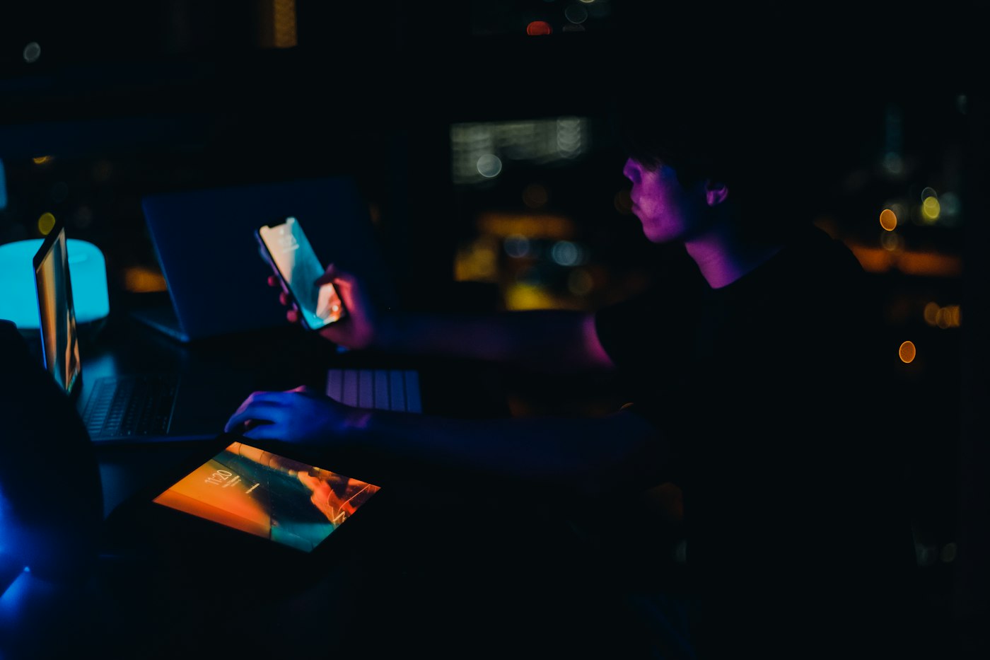 Escritorio nocturno con portátil